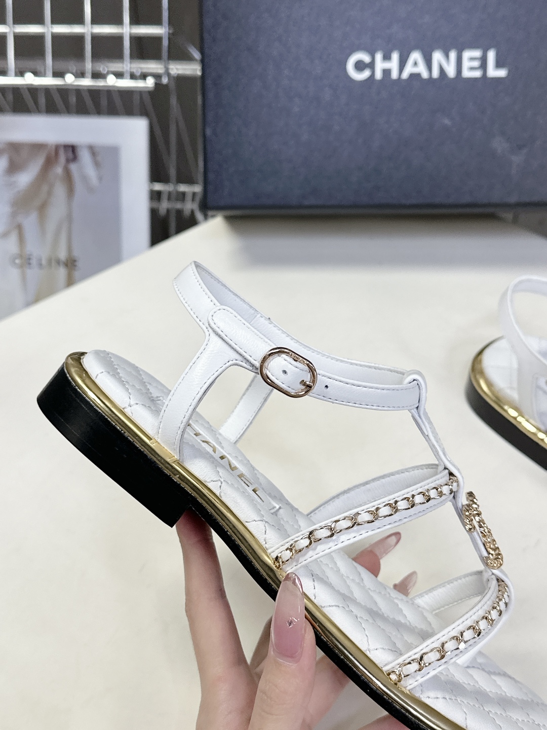  Chanel香奈儿春夏新款链条凉鞋
     超多网红时尚博主种草 夏天必备 女神系列 拥有香家特色优