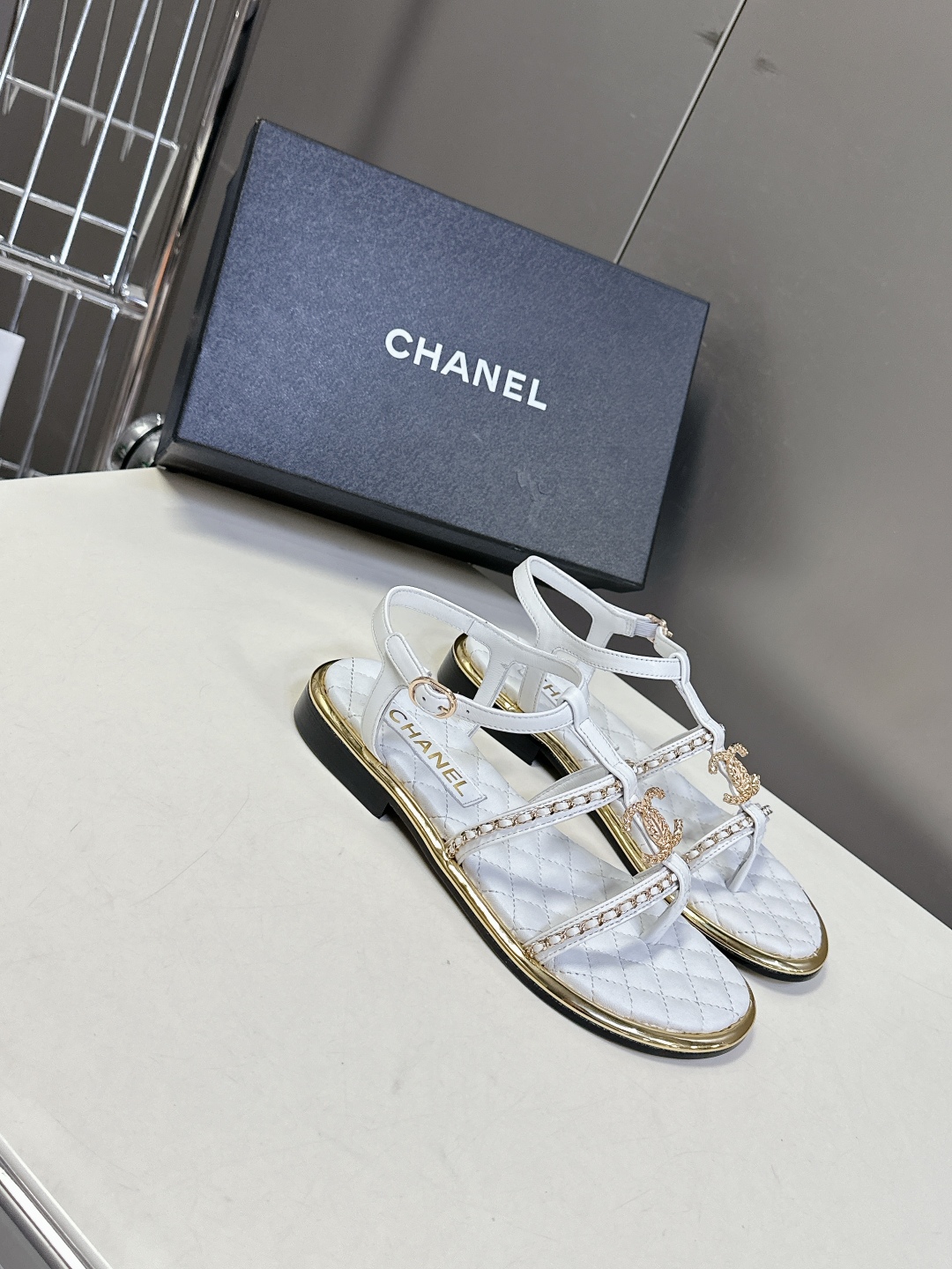 Chanel香奈儿春夏新款链条凉鞋
     超多网红时尚博主种草 夏天必备 女神系列 拥有香家特色优