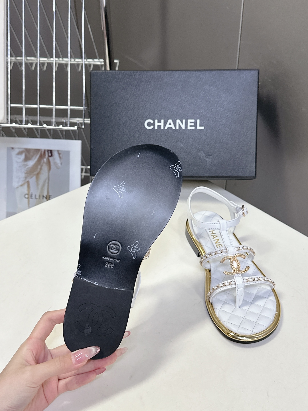  Chanel香奈儿春夏新款链条凉鞋
     超多网红时尚博主种草 夏天必备 女神系列 拥有香家特色优