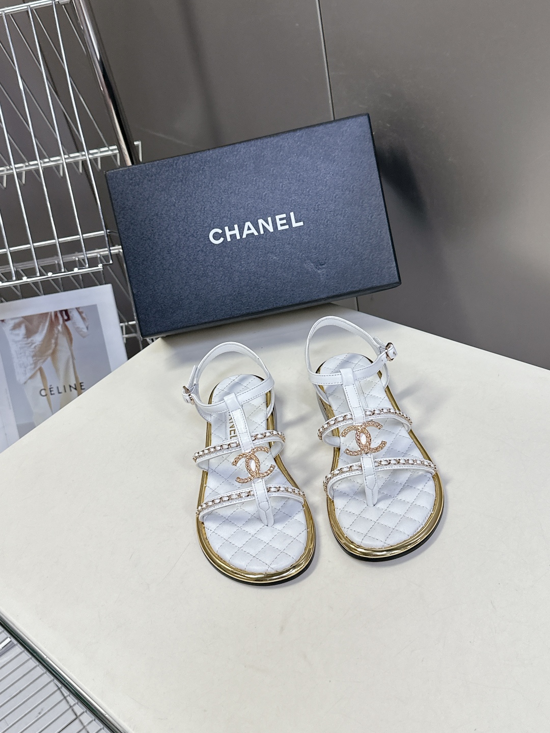  Chanel香奈儿春夏新款链条凉鞋
     超多网红时尚博主种草 夏天必备 女神系列 拥有香家特色优