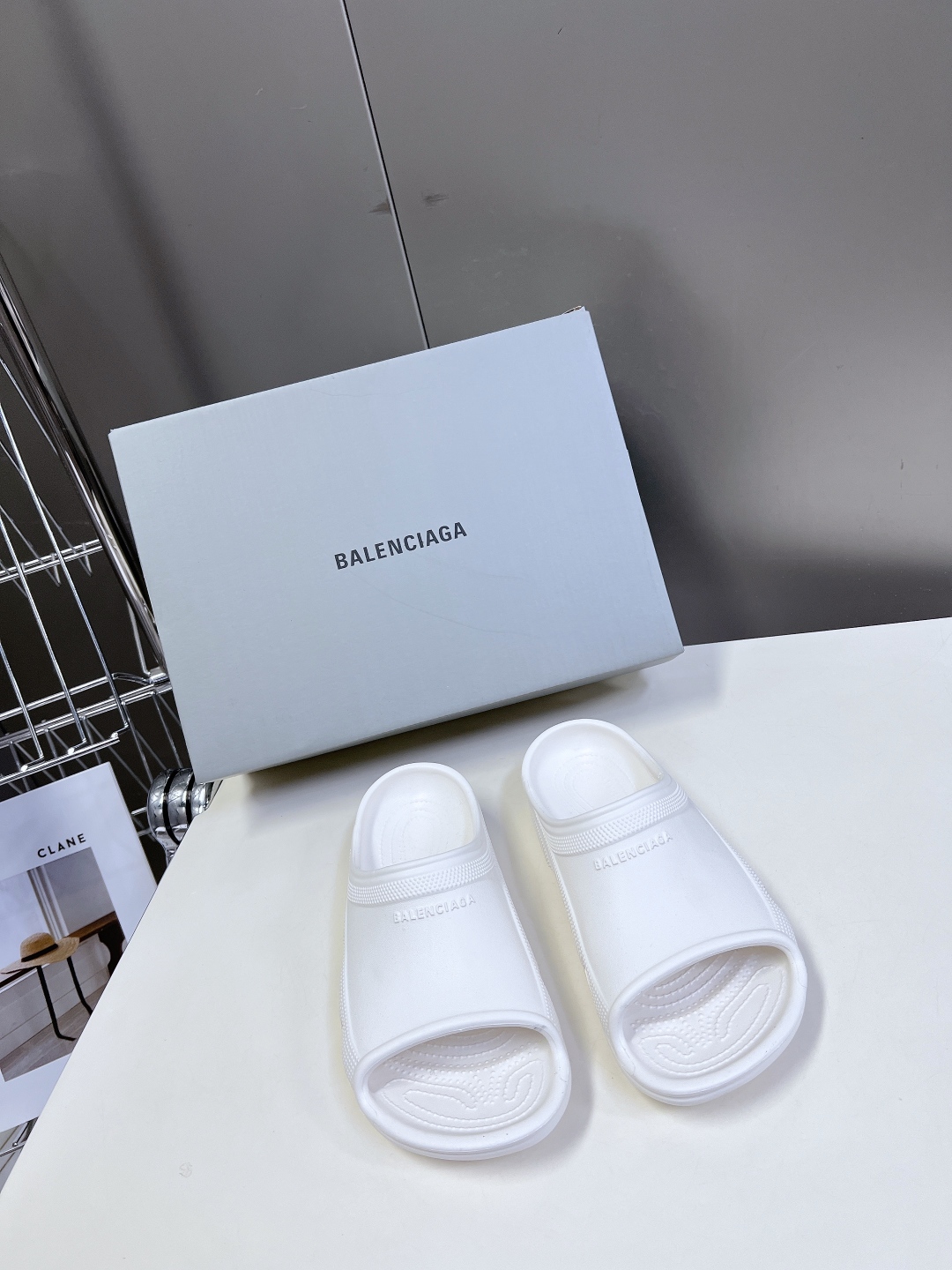  BALENCIAGA巴黎世家春夏情侣款拖鞋👉最新款✨系列推出探索时尚界对于原创与挪用的概念、以全新系列
