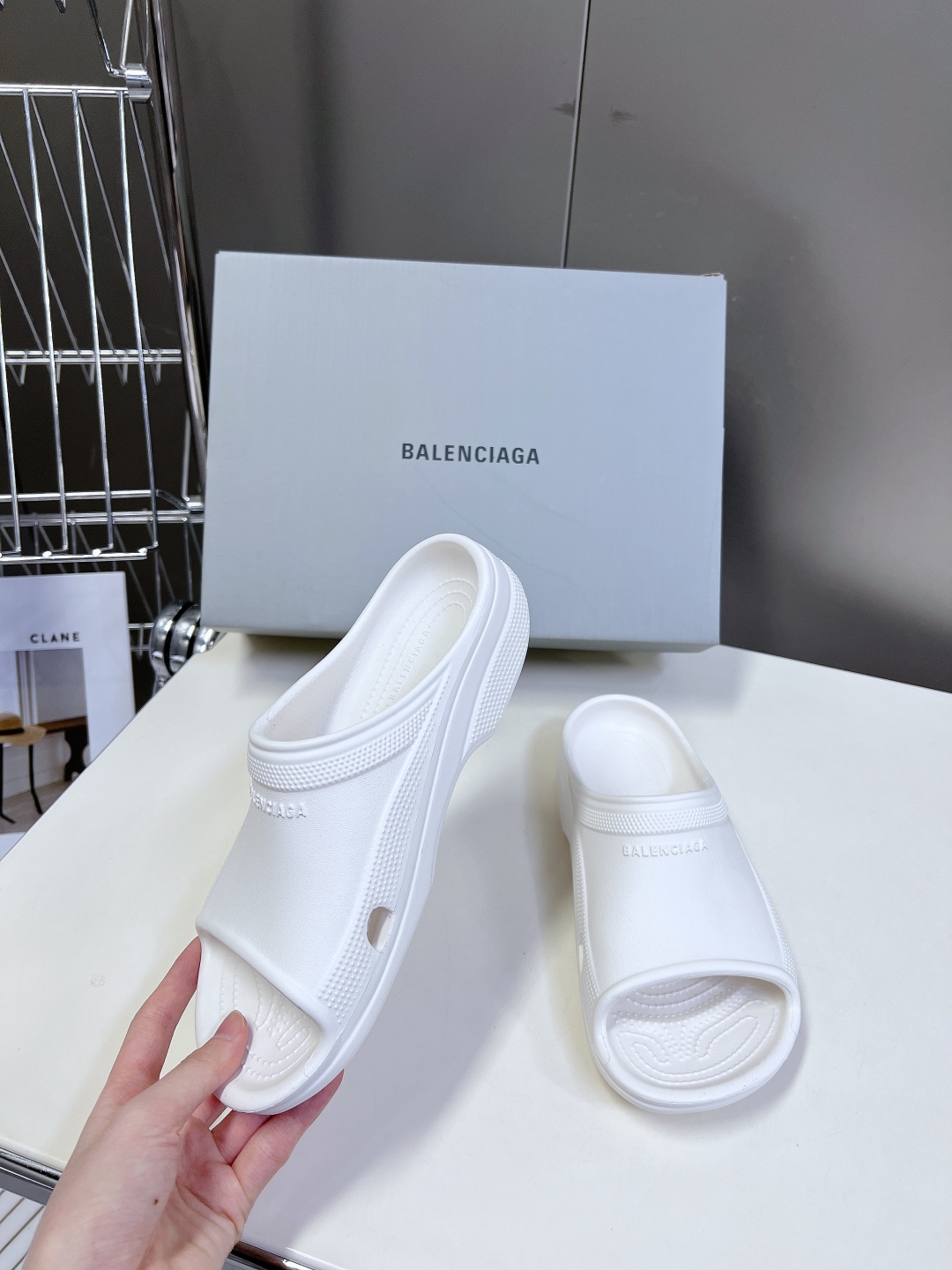  BALENCIAGA巴黎世家春夏情侣款拖鞋👉最新款✨系列推出探索时尚界对于原创与挪用的概念、以全新系列