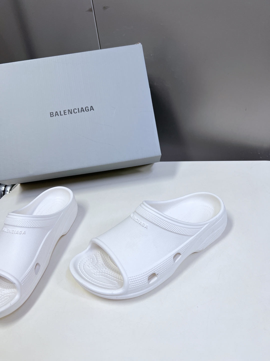  BALENCIAGA巴黎世家春夏情侣款拖鞋👉最新款✨系列推出探索时尚界对于原创与挪用的概念、以全新系列