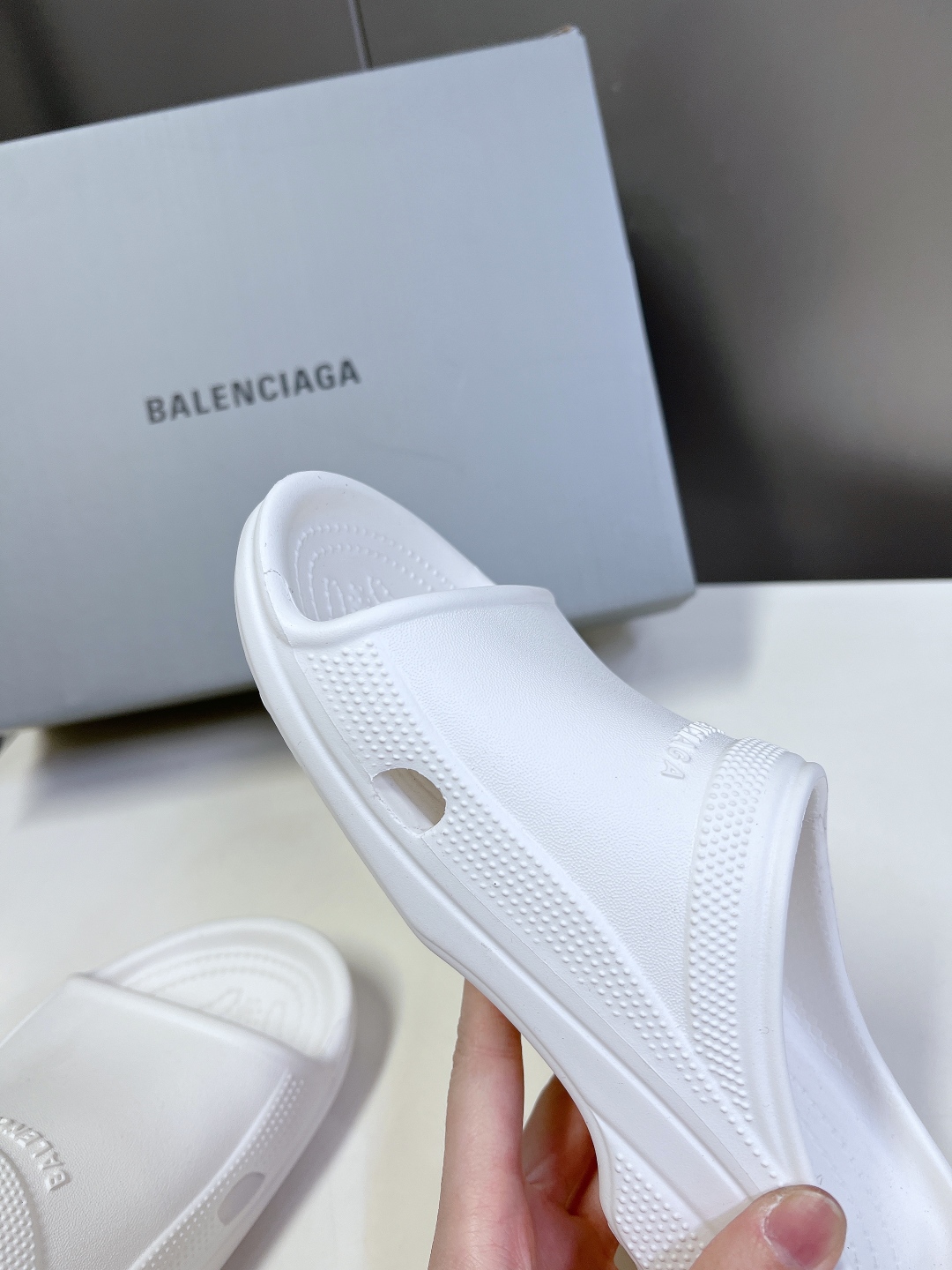  BALENCIAGA巴黎世家春夏情侣款拖鞋👉最新款✨系列推出探索时尚界对于原创与挪用的概念、以全新系列