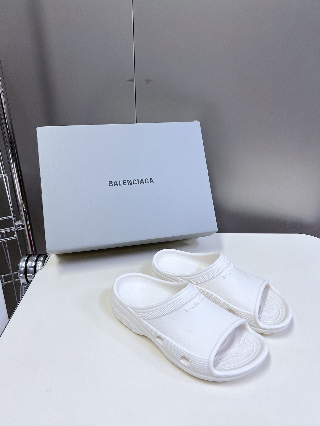  BALENCIAGA巴黎世家春夏情侣款拖鞋👉最新款✨系列推出探索时尚界对于原创与挪用的概念、以全新系列