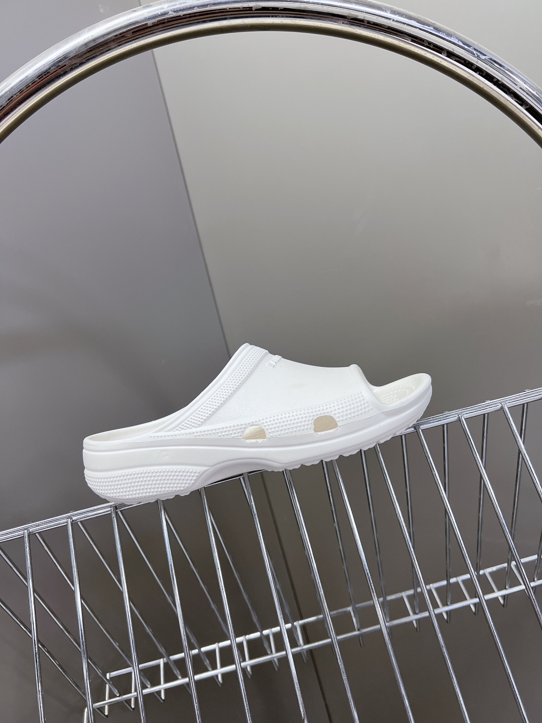  BALENCIAGA巴黎世家春夏情侣款拖鞋👉最新款✨系列推出探索时尚界对于原创与挪用的概念、以全新系列