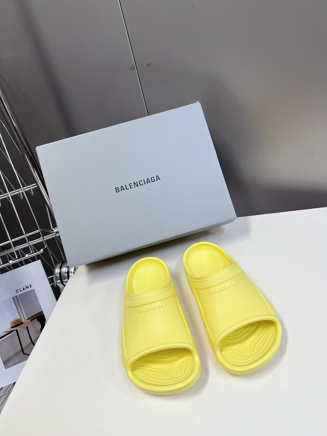  BALENCIAGA巴黎世家春夏情侣款拖鞋👉最新款✨系列推出探索时尚界对于原创与挪用的概念、以全新系列