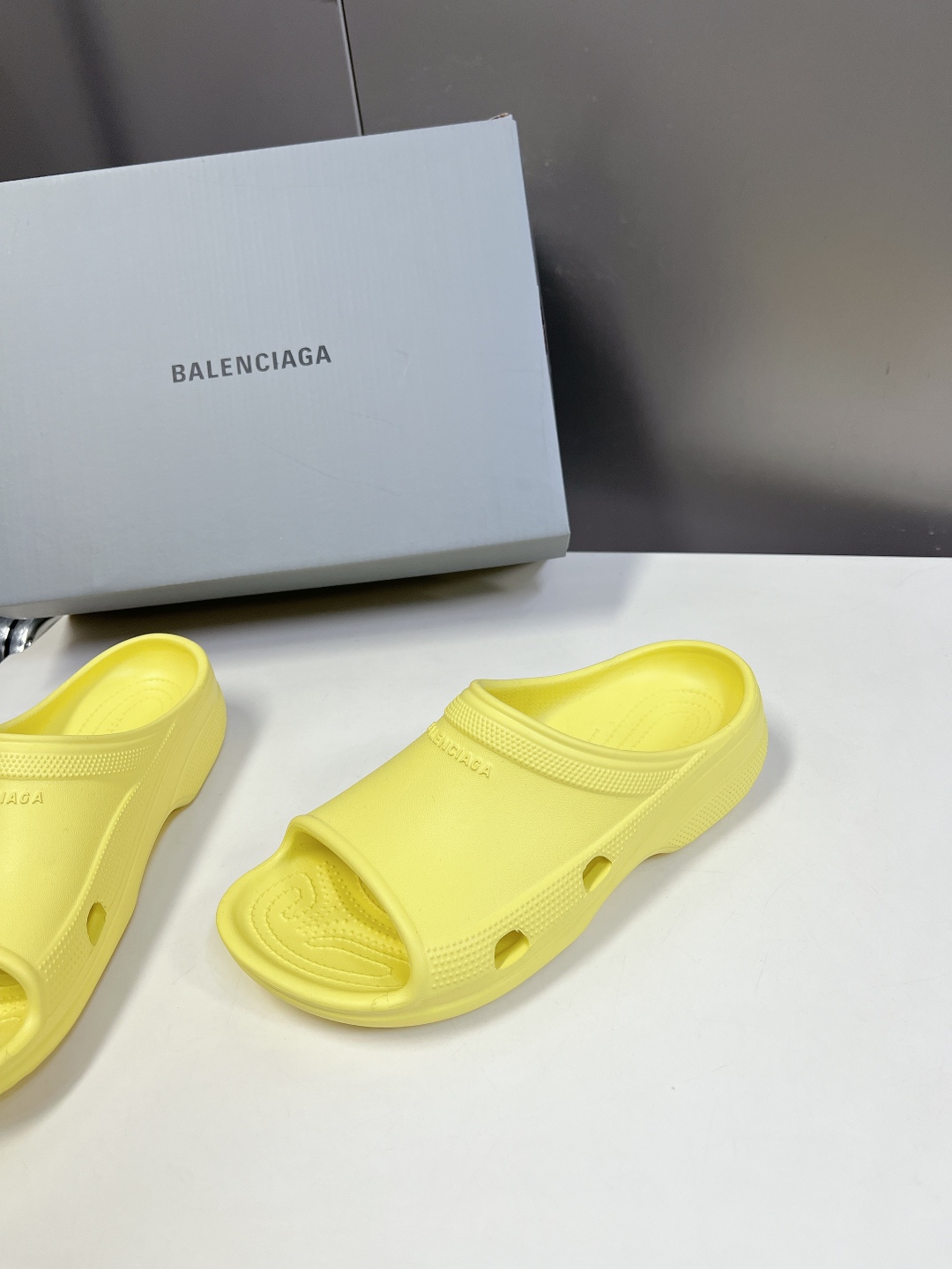  BALENCIAGA巴黎世家春夏情侣款拖鞋👉最新款✨系列推出探索时尚界对于原创与挪用的概念、以全新系列
