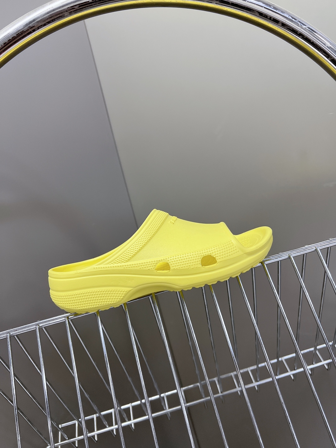  BALENCIAGA巴黎世家春夏情侣款拖鞋👉最新款✨系列推出探索时尚界对于原创与挪用的概念、以全新系列