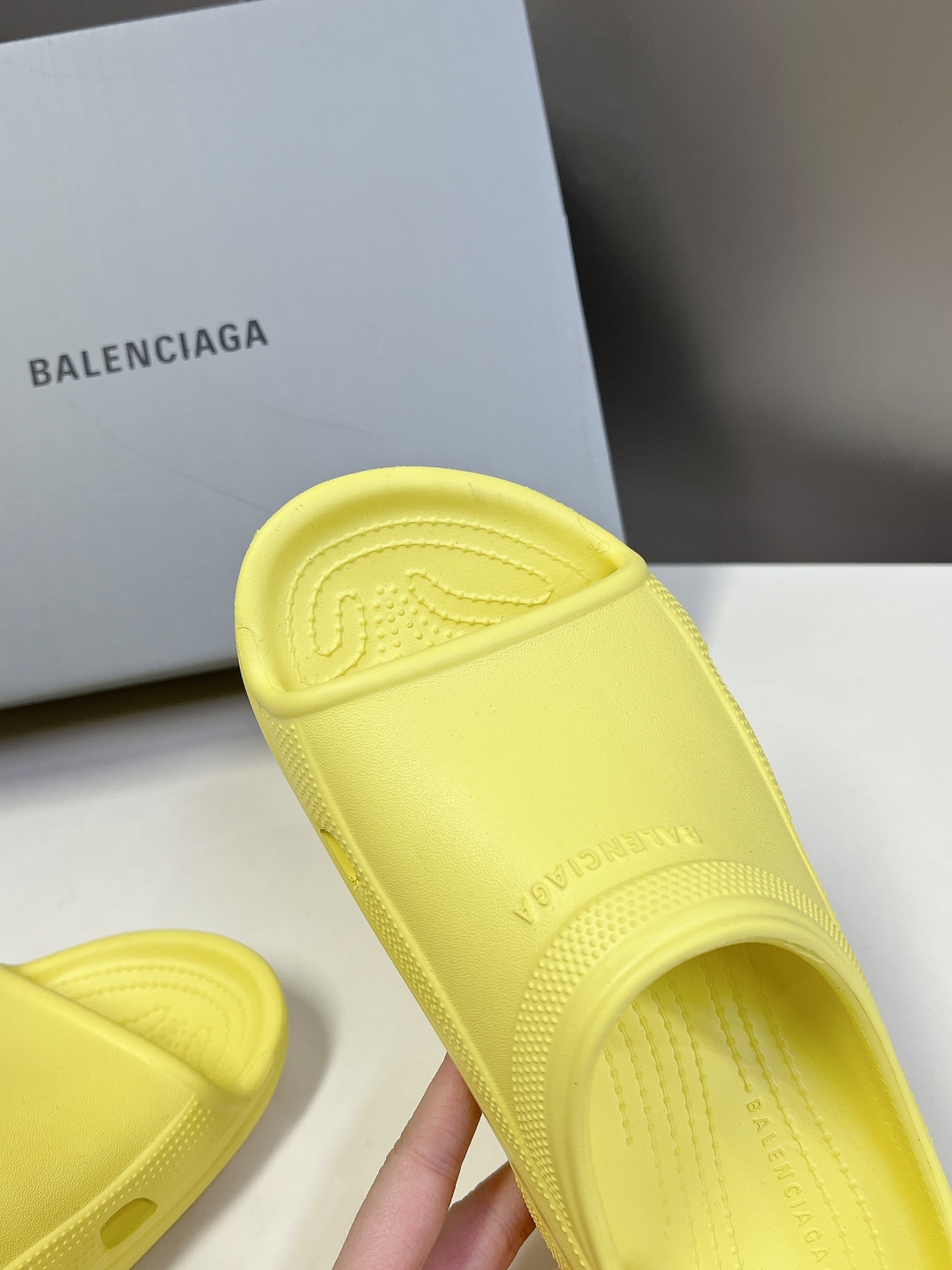  BALENCIAGA巴黎世家春夏情侣款拖鞋👉最新款✨系列推出探索时尚界对于原创与挪用的概念、以全新系列