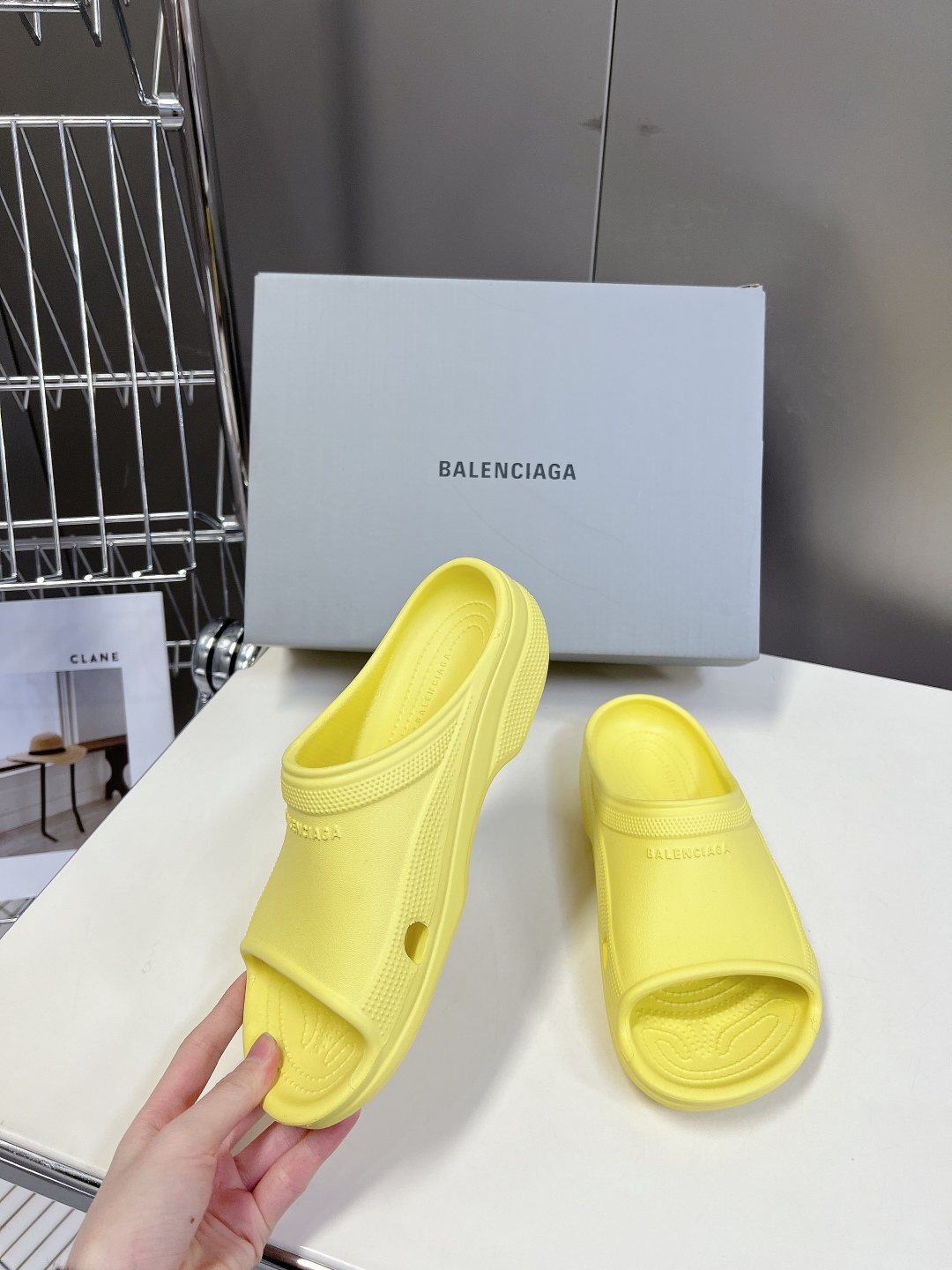  BALENCIAGA巴黎世家春夏情侣款拖鞋👉最新款✨系列推出探索时尚界对于原创与挪用的概念、以全新系列