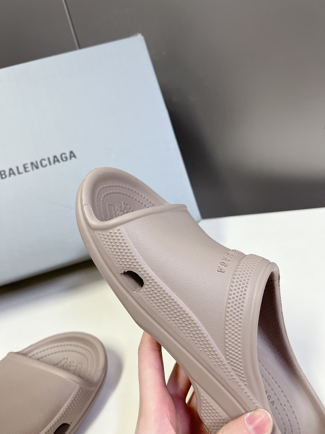  BALENCIAGA巴黎世家春夏情侣款拖鞋👉最新款✨系列推出探索时尚界对于原创与挪用的概念、以全新系列