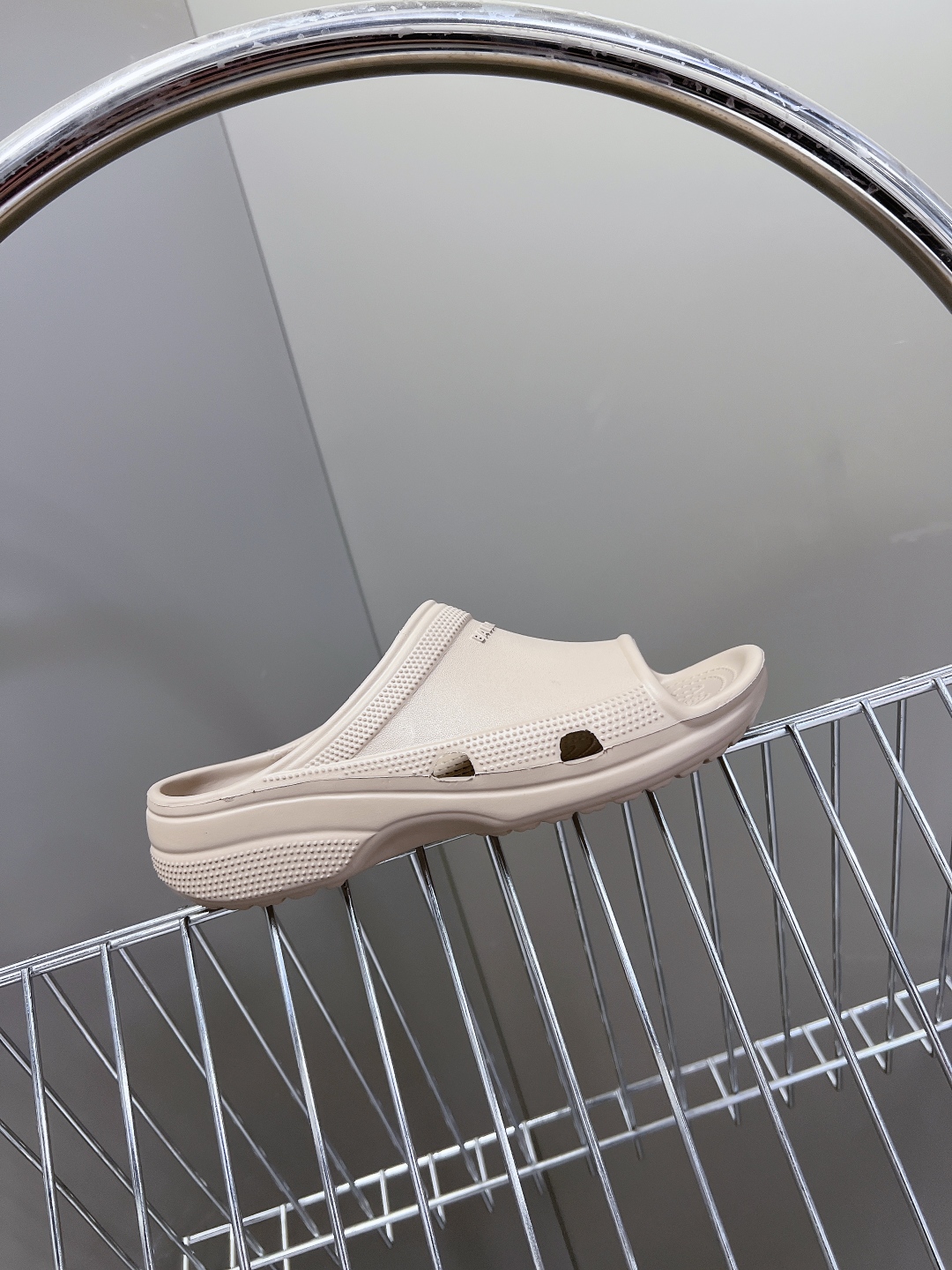  BALENCIAGA巴黎世家春夏情侣款拖鞋👉最新款✨系列推出探索时尚界对于原创与挪用的概念、以全新系列