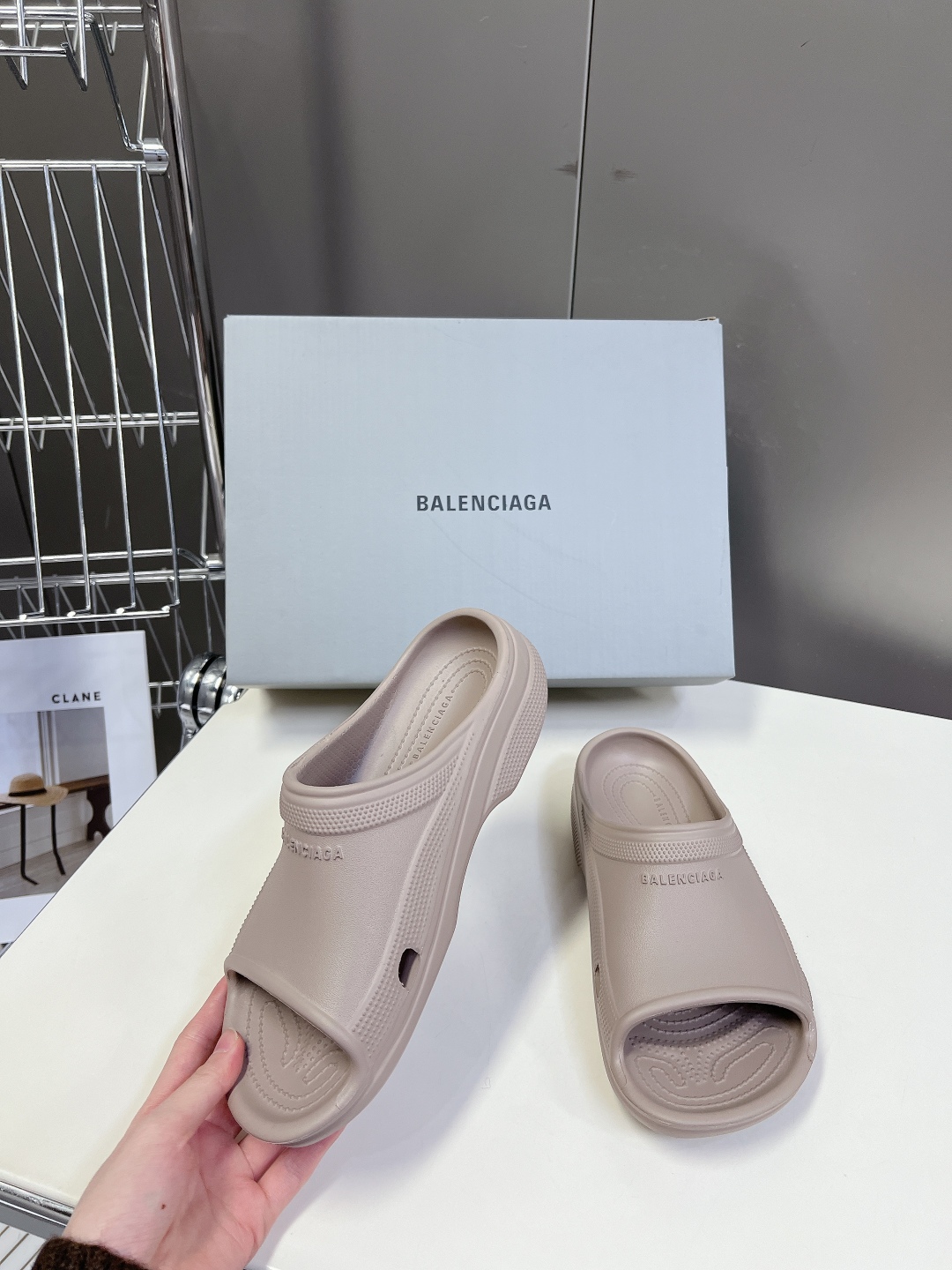  BALENCIAGA巴黎世家春夏情侣款拖鞋👉最新款✨系列推出探索时尚界对于原创与挪用的概念、以全新系列