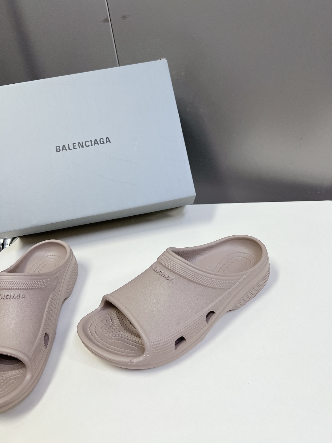  BALENCIAGA巴黎世家春夏情侣款拖鞋👉最新款✨系列推出探索时尚界对于原创与挪用的概念、以全新系列