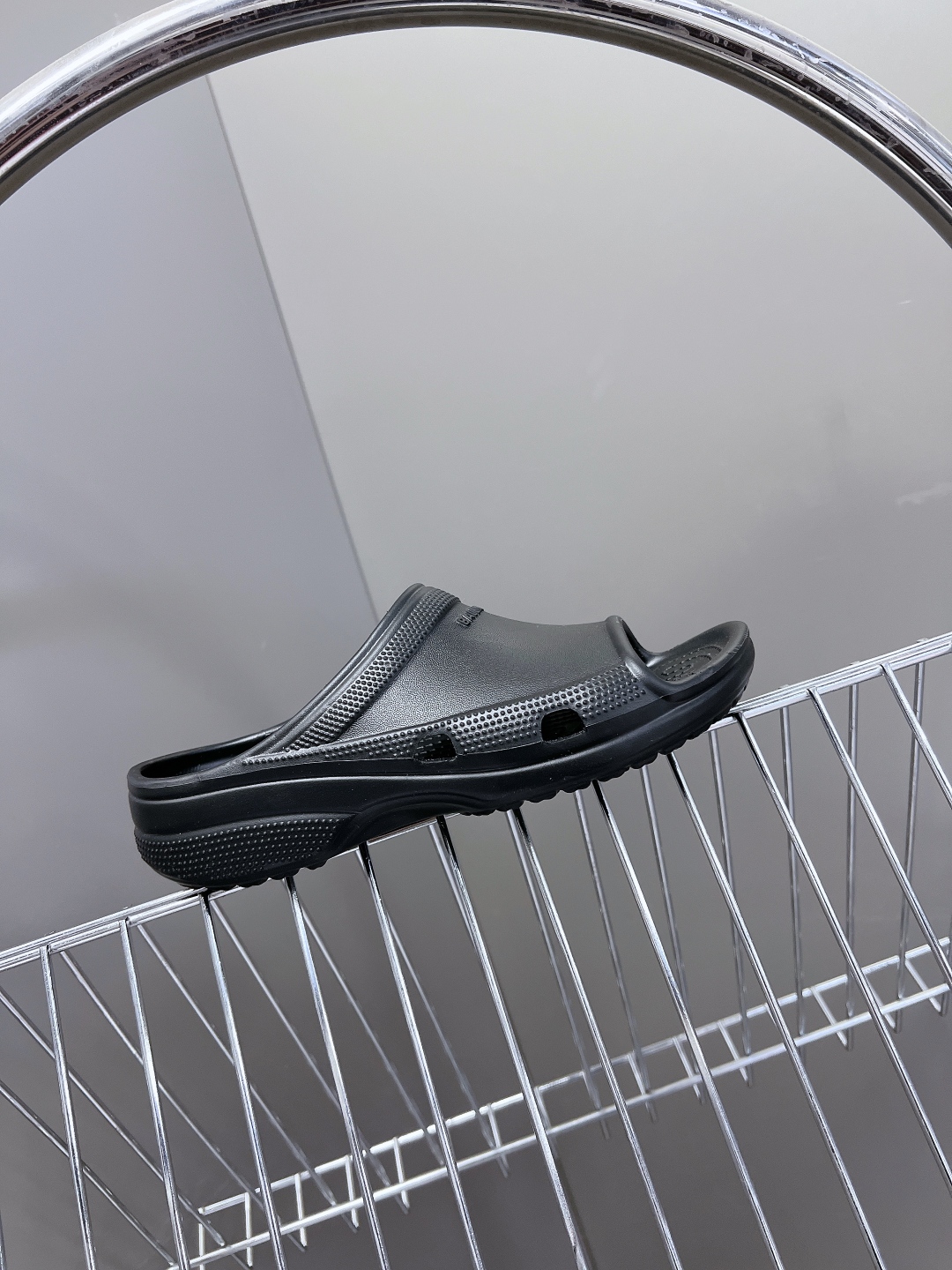  BALENCIAGA巴黎世家春夏情侣款拖鞋👉最新款✨系列推出探索时尚界对于原创与挪用的概念、以全新系列
