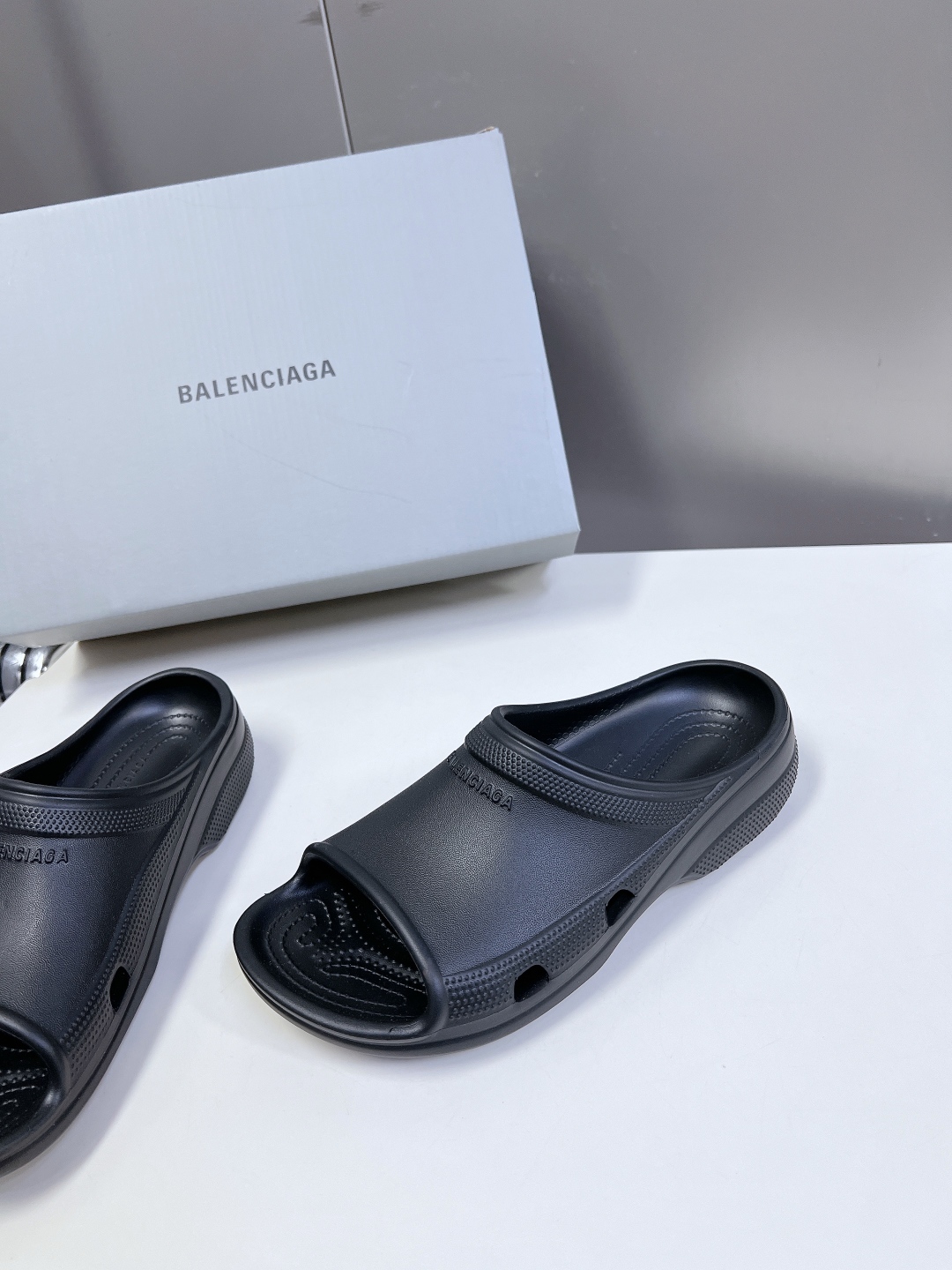  BALENCIAGA巴黎世家春夏情侣款拖鞋👉最新款✨系列推出探索时尚界对于原创与挪用的概念、以全新系列