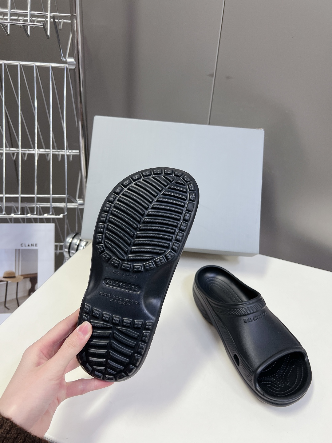  BALENCIAGA巴黎世家春夏情侣款拖鞋👉最新款✨系列推出探索时尚界对于原创与挪用的概念、以全新系列