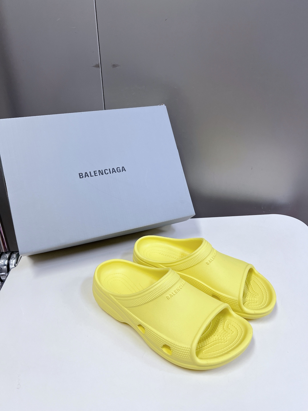  BALENCIAGA巴黎世家春夏情侣款拖鞋👉最新款✨系列推出探索时尚界对于原创与挪用的概念、以全新系列