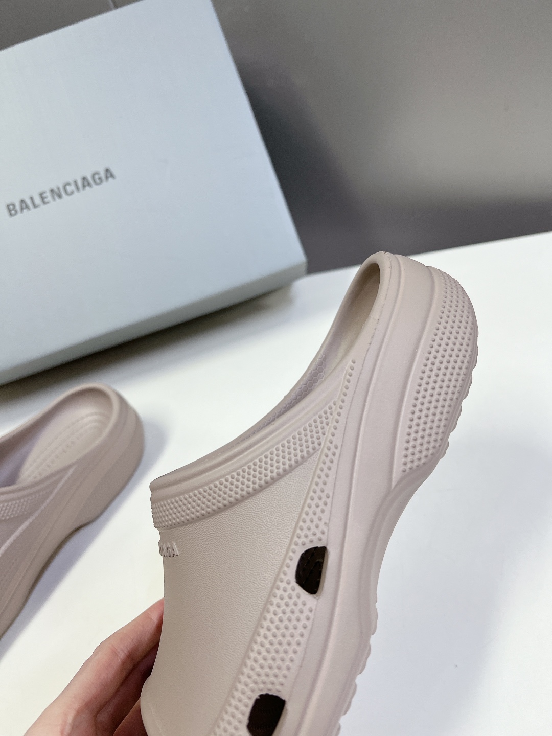  BALENCIAGA巴黎世家春夏情侣款拖鞋👉最新款✨系列推出探索时尚界对于原创与挪用的概念、以全新系列