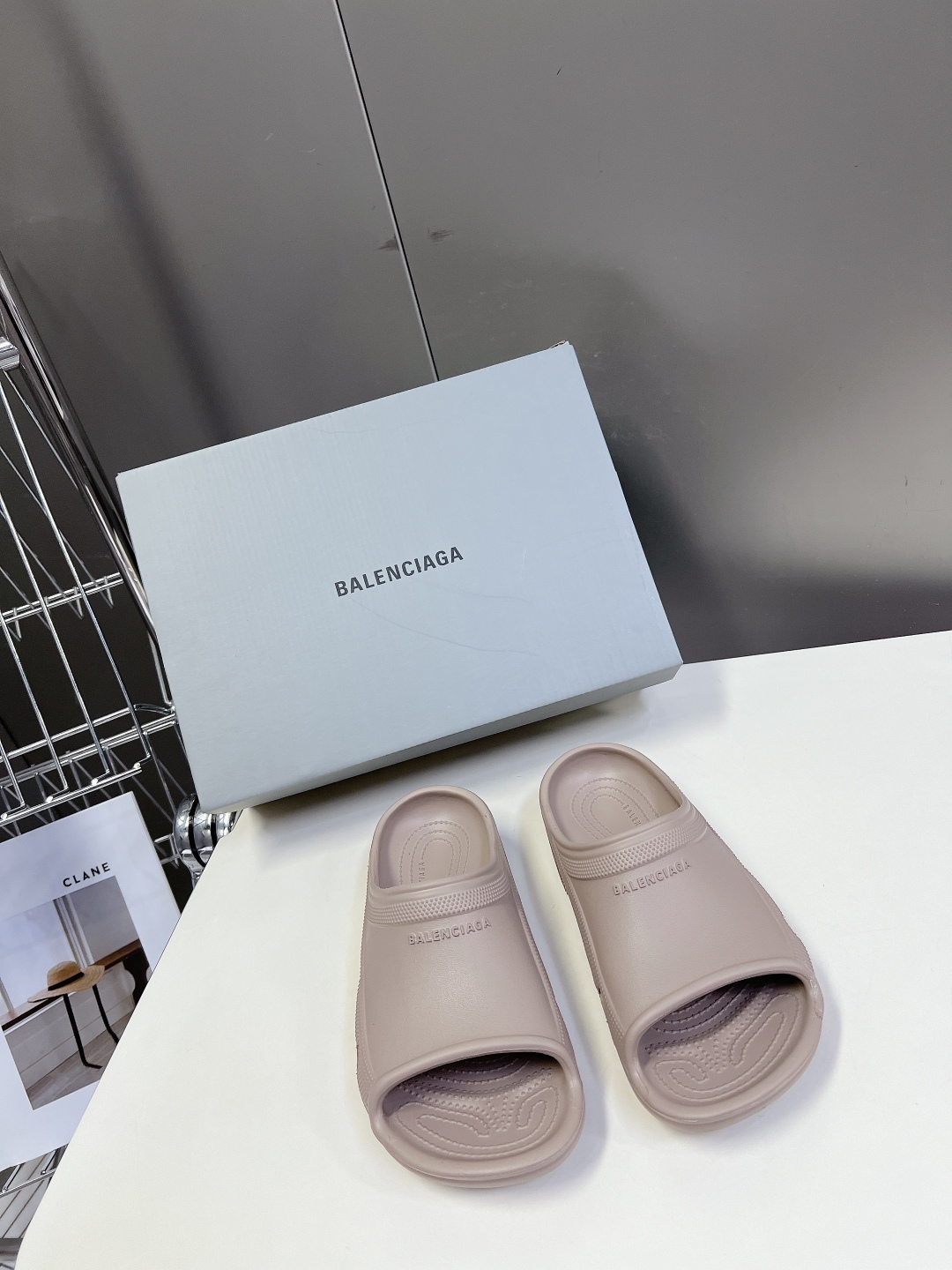  BALENCIAGA巴黎世家春夏情侣款拖鞋👉最新款✨系列推出探索时尚界对于原创与挪用的概念、以全新系列