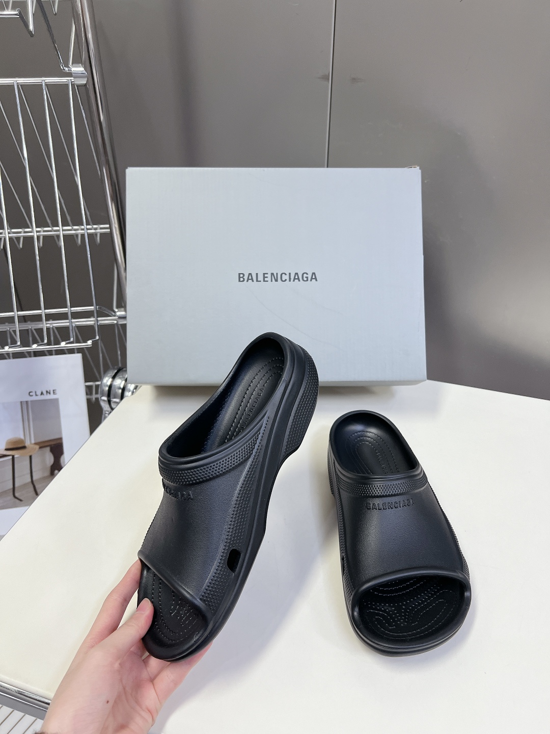  BALENCIAGA巴黎世家春夏情侣款拖鞋👉最新款✨系列推出探索时尚界对于原创与挪用的概念、以全新系列