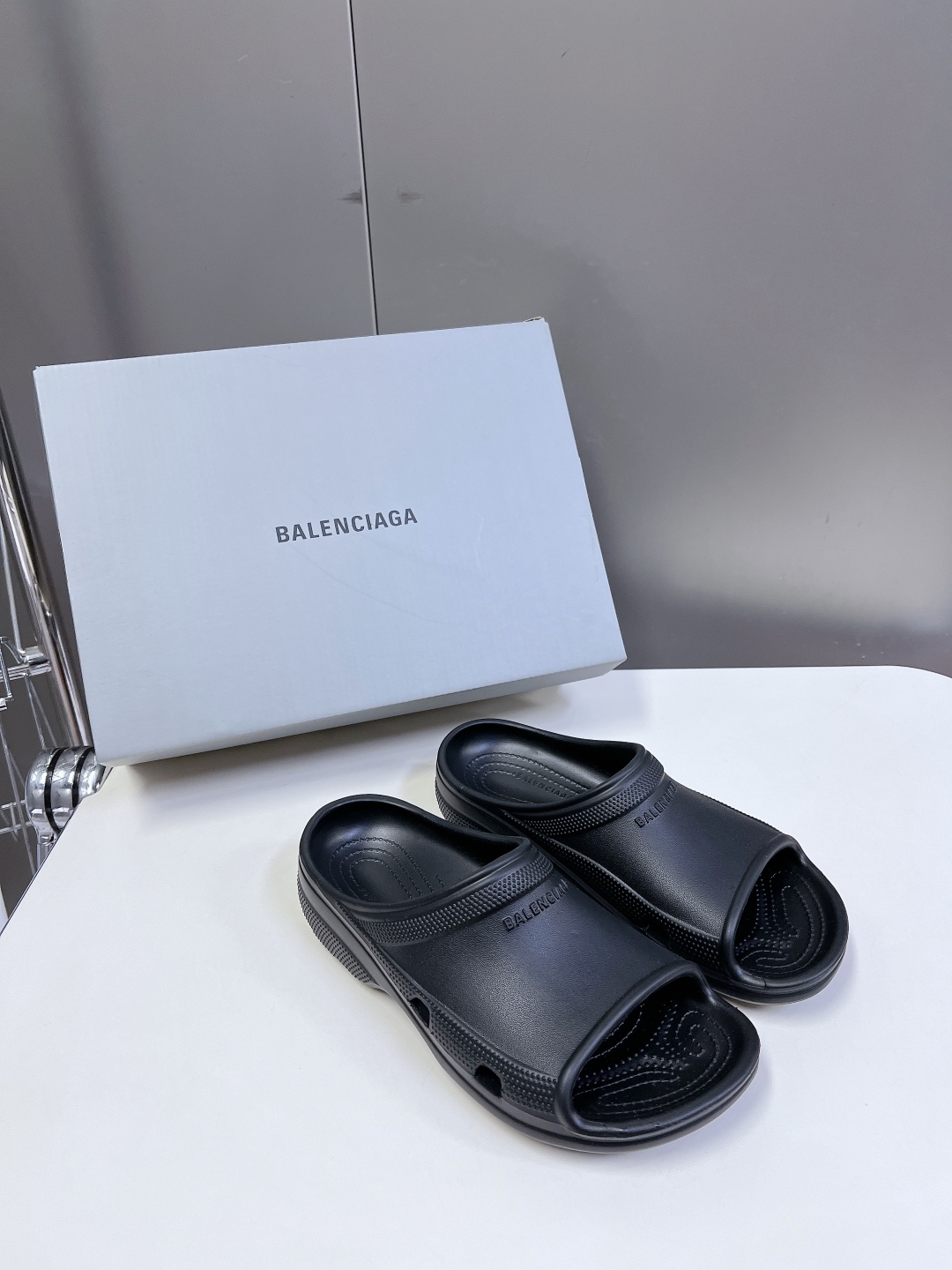  BALENCIAGA巴黎世家春夏情侣款拖鞋👉最新款✨系列推出探索时尚界对于原创与挪用的概念、以全新系列