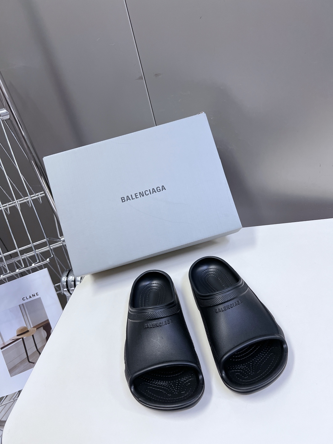  BALENCIAGA巴黎世家春夏情侣款拖鞋👉最新款✨系列推出探索时尚界对于原创与挪用的概念、以全新系列