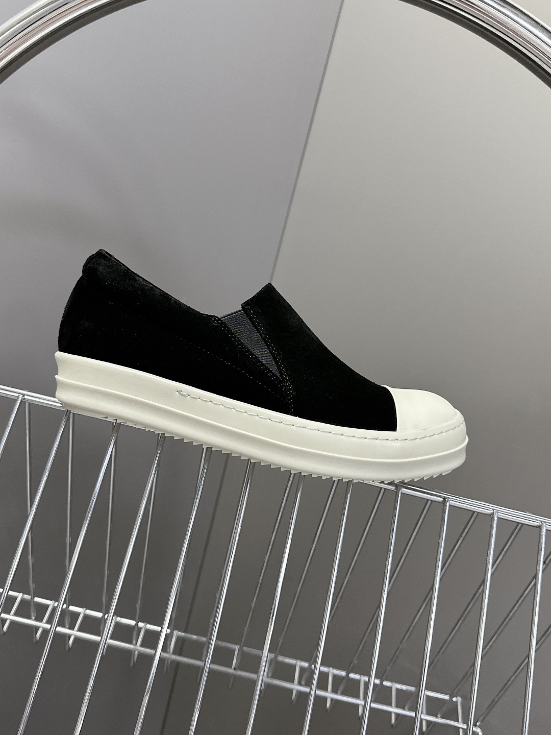 男➕10 RO欧文斯Rickowens 主线情侣款西瓜头一脚蹬
     经典永不过时版型 超多时尚博主