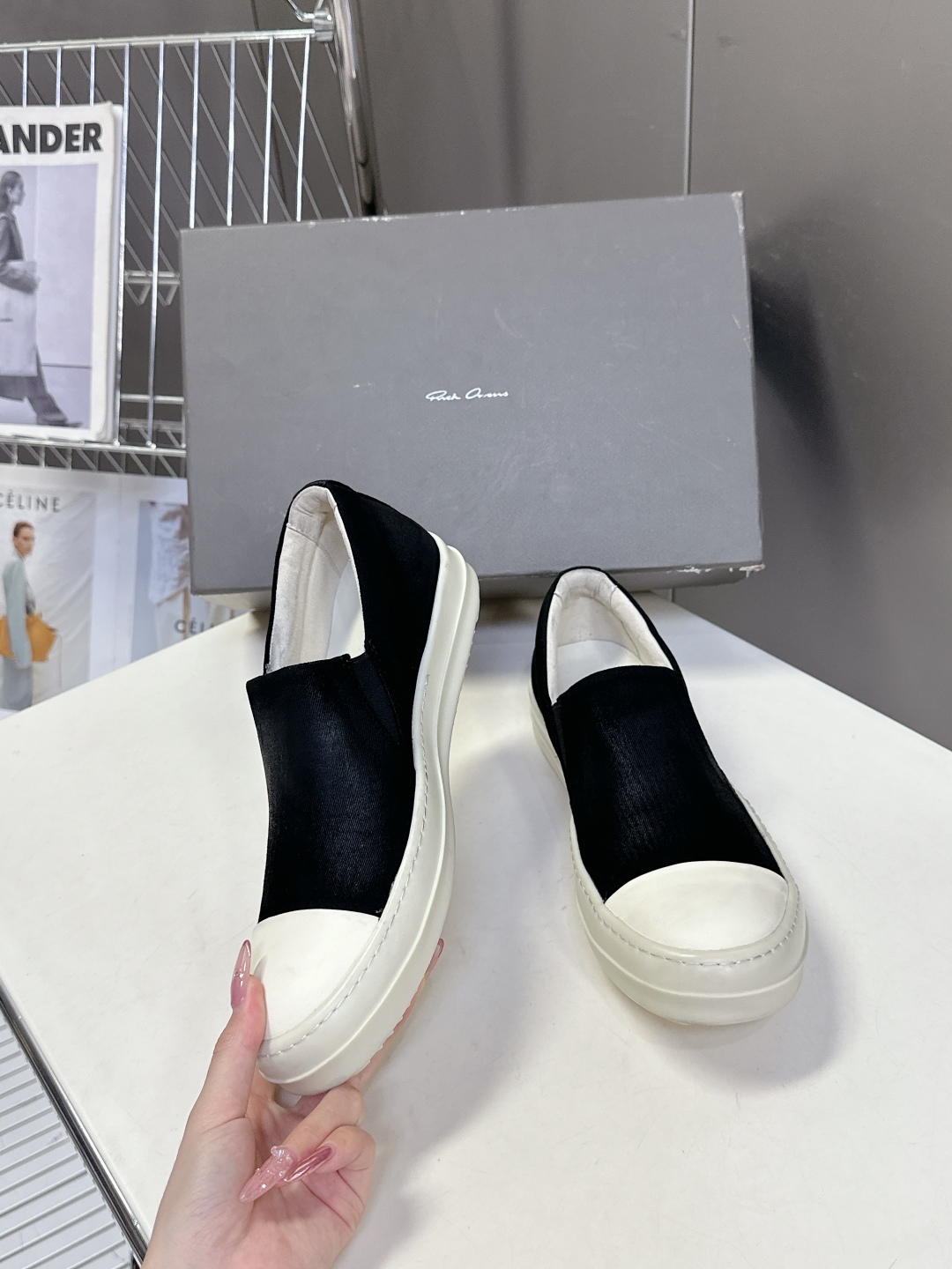 男➕10 RO欧文斯Rickowens 主线情侣款西瓜头一脚蹬
     经典永不过时版型 超多时尚博主