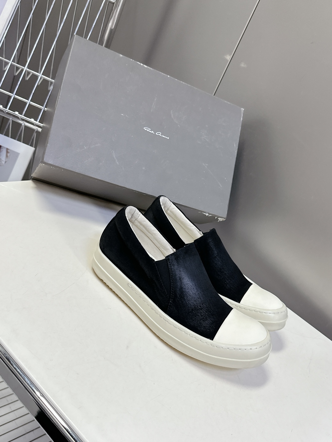 男➕10 RO欧文斯Rickowens 主线情侣款西瓜头一脚蹬
     经典永不过时版型 超多时尚博主