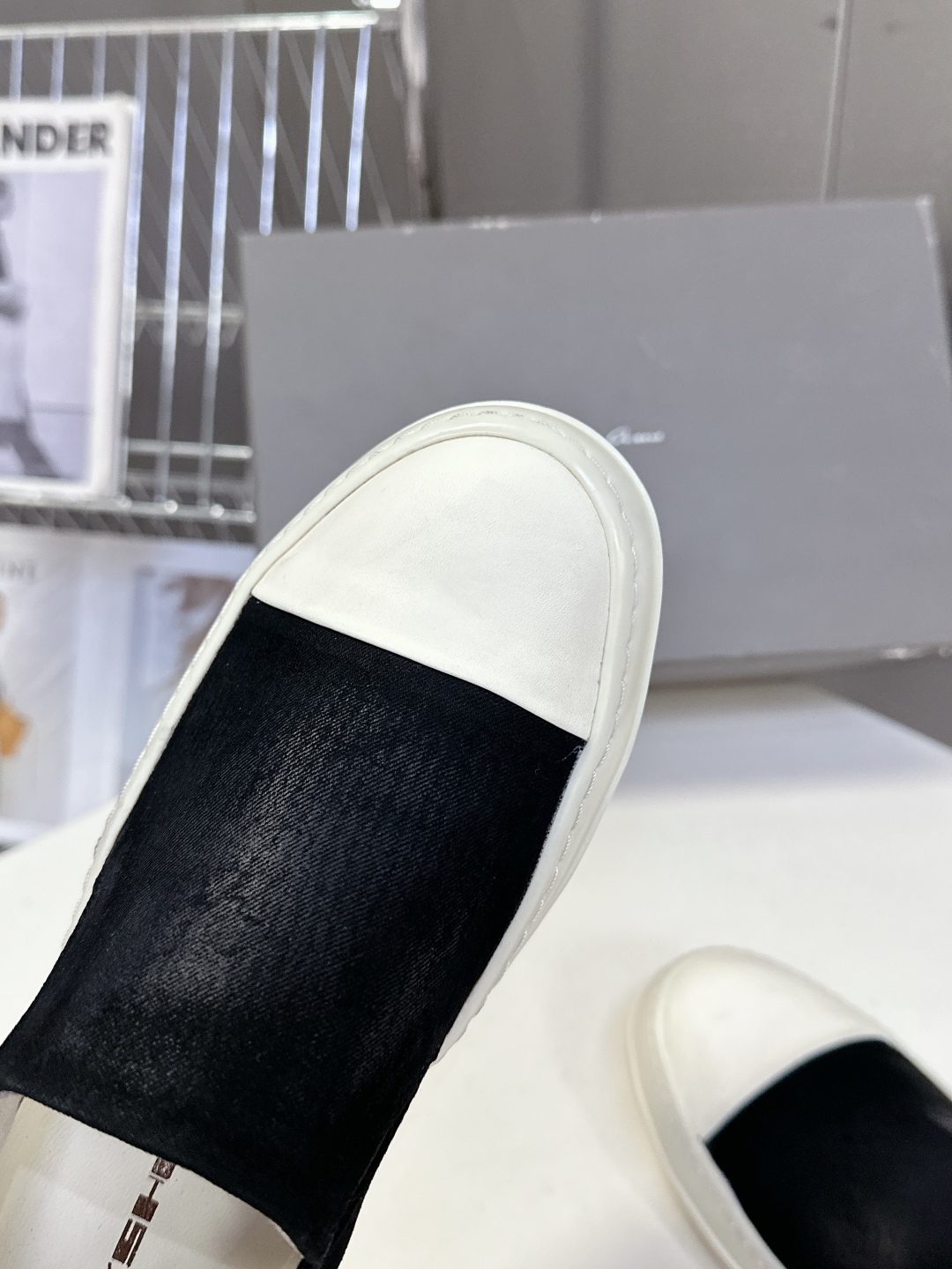 男➕10 RO欧文斯Rickowens 主线情侣款西瓜头一脚蹬
     经典永不过时版型 超多时尚博主