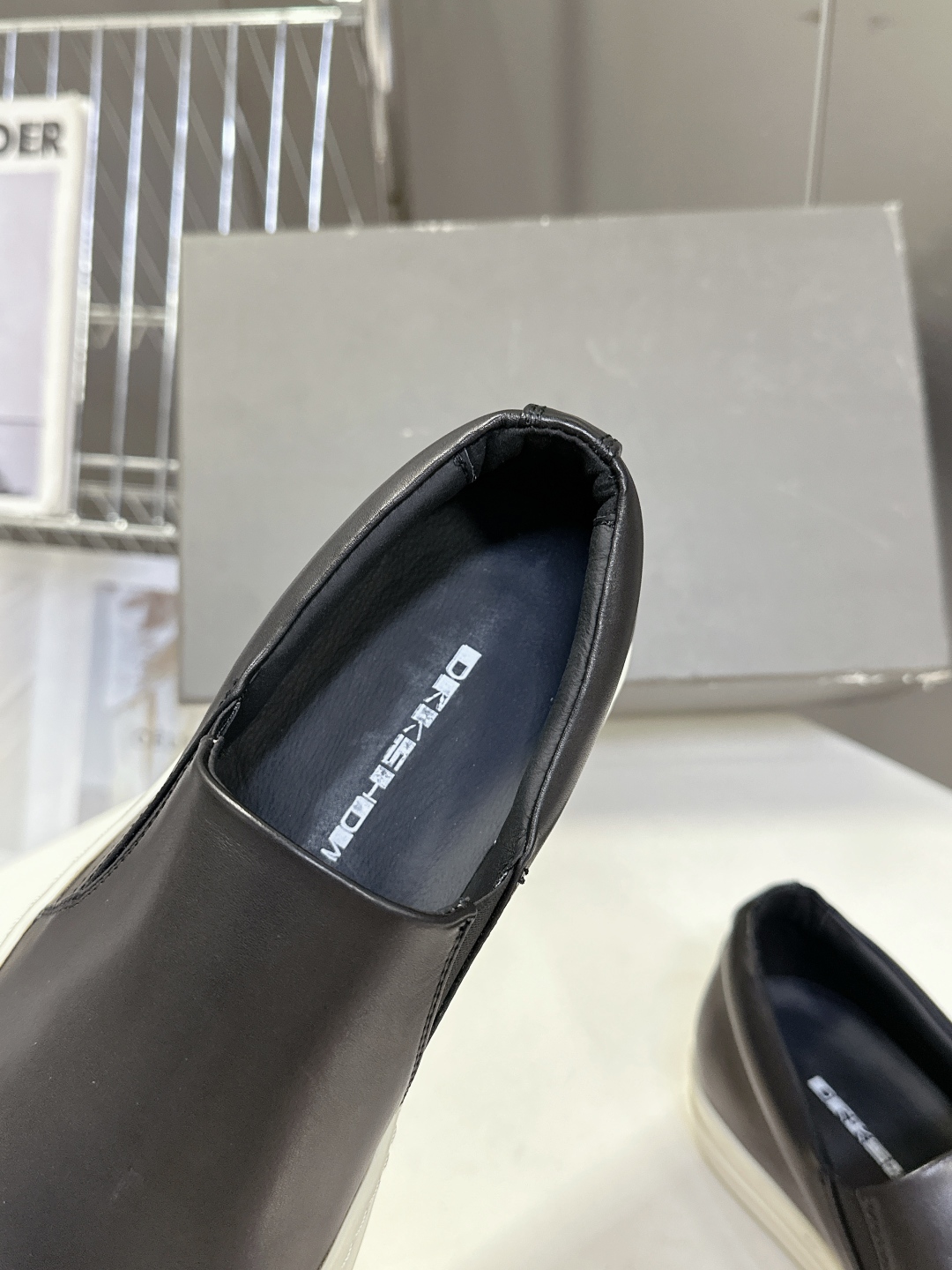 男➕10 RO欧文斯Rickowens 主线情侣款西瓜头一脚蹬
     经典永不过时版型 超多时尚博主