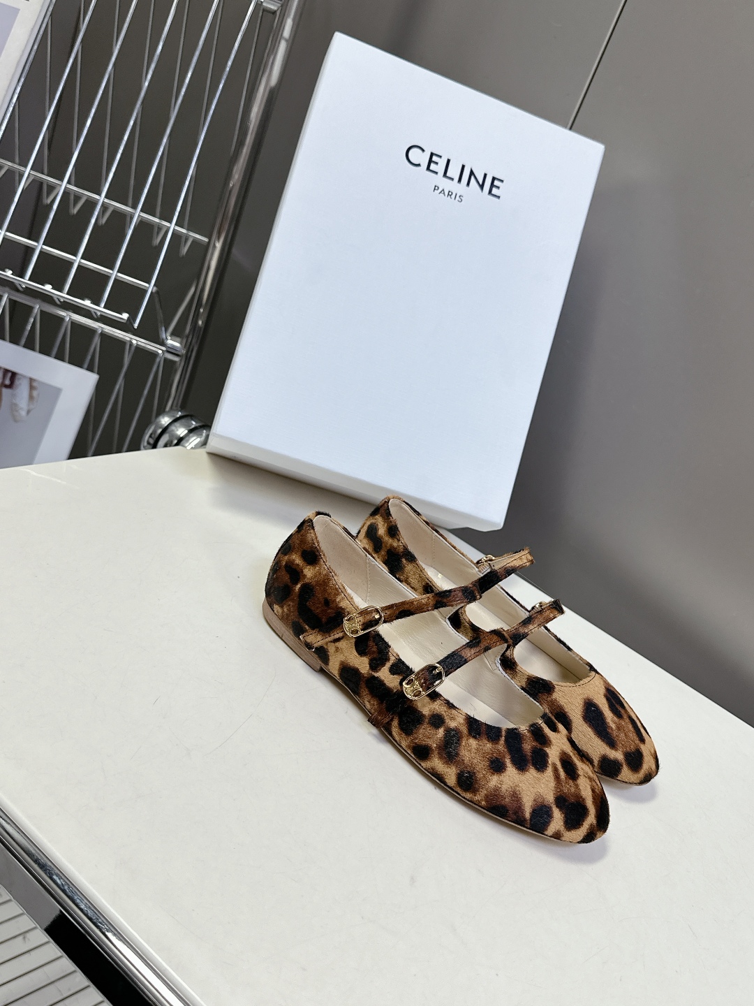  Celine思琳春夏凯旋门玛丽珍时装鞋

上脚真的超级显瘦超级美 C家特定的精致凯旋门logo 好看到