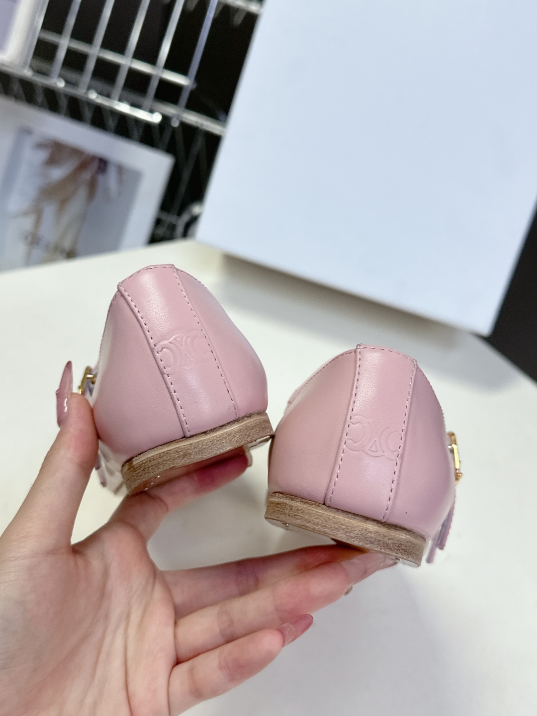  Celine思琳春夏凯旋门玛丽珍时装鞋

上脚真的超级显瘦超级美 C家特定的精致凯旋门logo 好看到