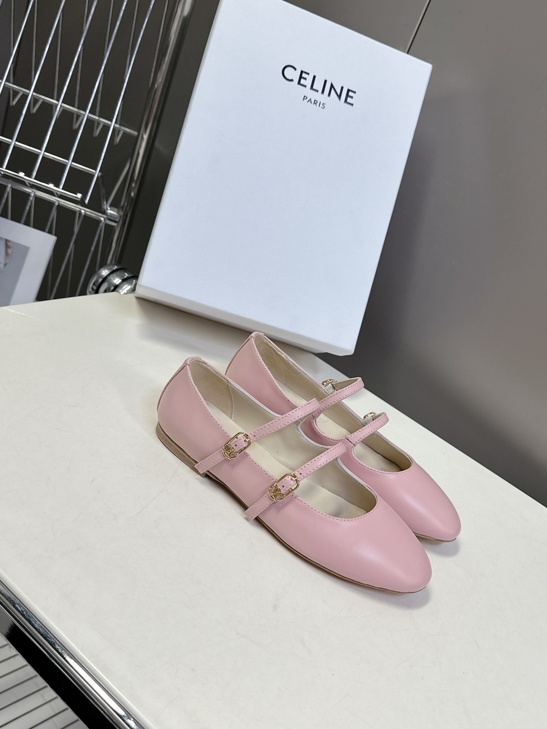  Celine思琳春夏凯旋门玛丽珍时装鞋

上脚真的超级显瘦超级美 C家特定的精致凯旋门logo 好看到