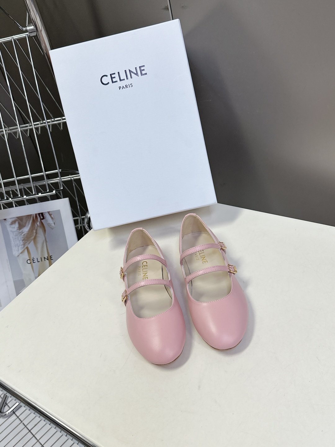  Celine思琳春夏凯旋门玛丽珍时装鞋

上脚真的超级显瘦超级美 C家特定的精致凯旋门logo 好看到
