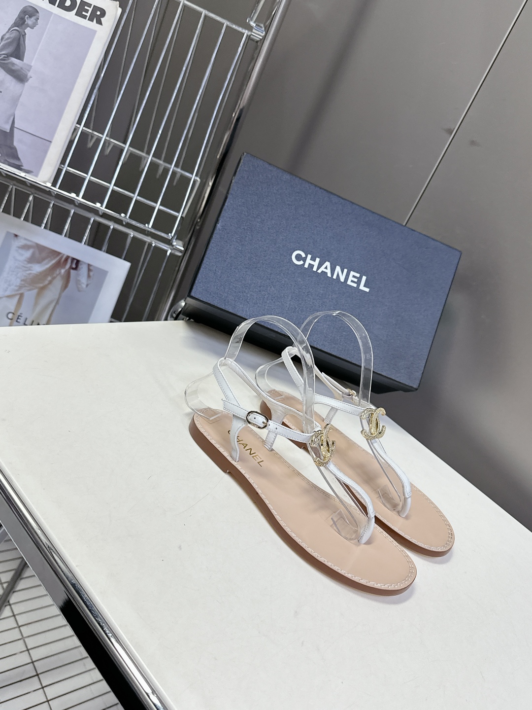  CHANEL香奈儿夏季新款夹脚人字拖海滩必备款
  超多网红时尚博主种草 夏天必备 夏季夹脚双C五金扣
