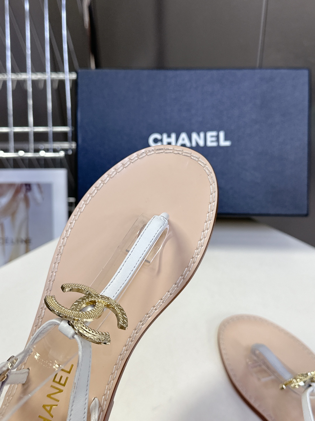  CHANEL香奈儿夏季新款夹脚人字拖海滩必备款
  超多网红时尚博主种草 夏天必备 夏季夹脚双C五金扣