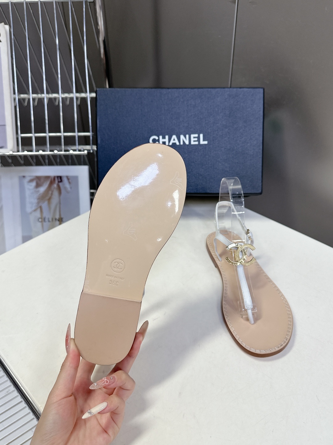  CHANEL香奈儿夏季新款夹脚人字拖海滩必备款
  超多网红时尚博主种草 夏天必备 夏季夹脚双C五金扣