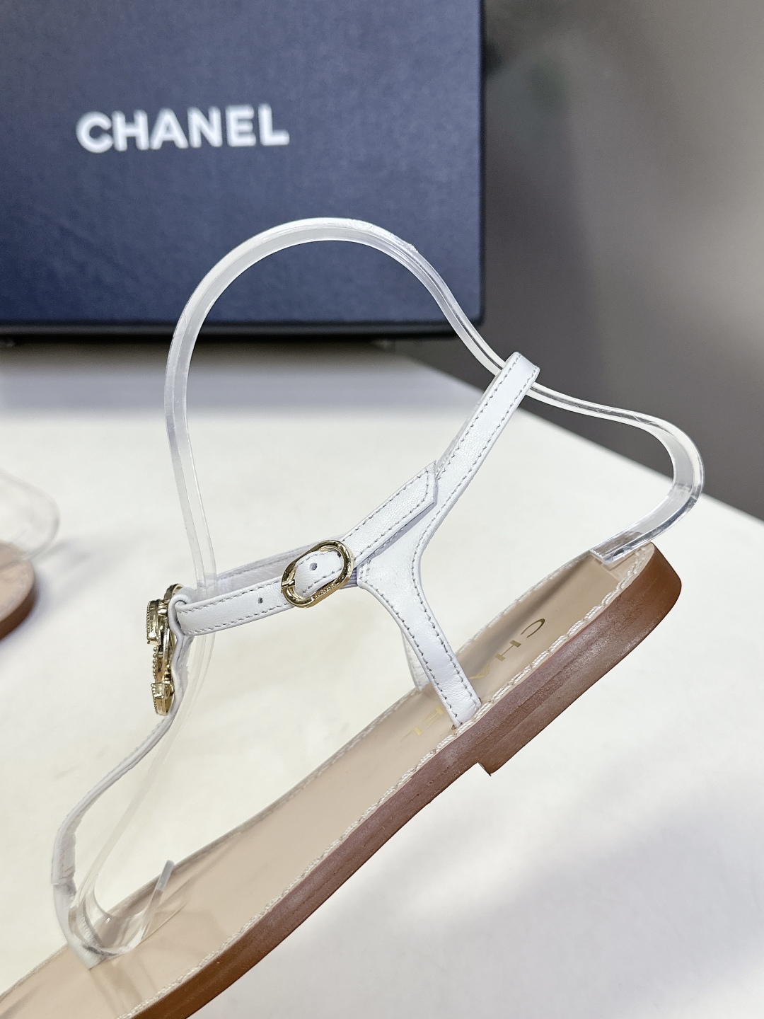  CHANEL香奈儿夏季新款夹脚人字拖海滩必备款
  超多网红时尚博主种草 夏天必备 夏季夹脚双C五金扣