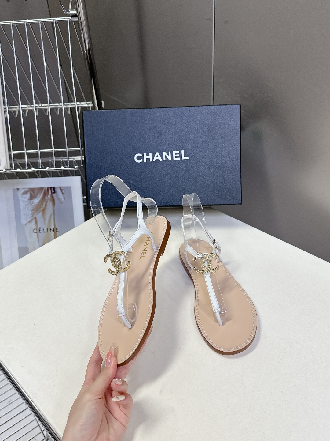  CHANEL香奈儿夏季新款夹脚人字拖海滩必备款
  超多网红时尚博主种草 夏天必备 夏季夹脚双C五金扣