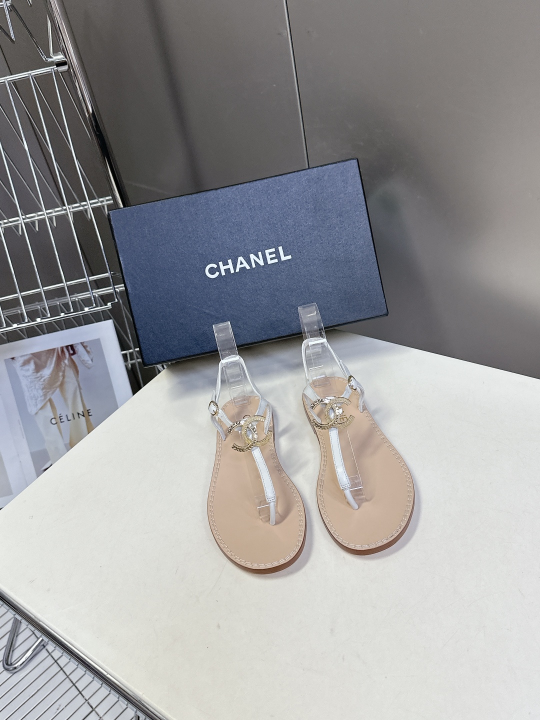  CHANEL香奈儿夏季新款夹脚人字拖海滩必备款
  超多网红时尚博主种草 夏天必备 夏季夹脚双C五金扣