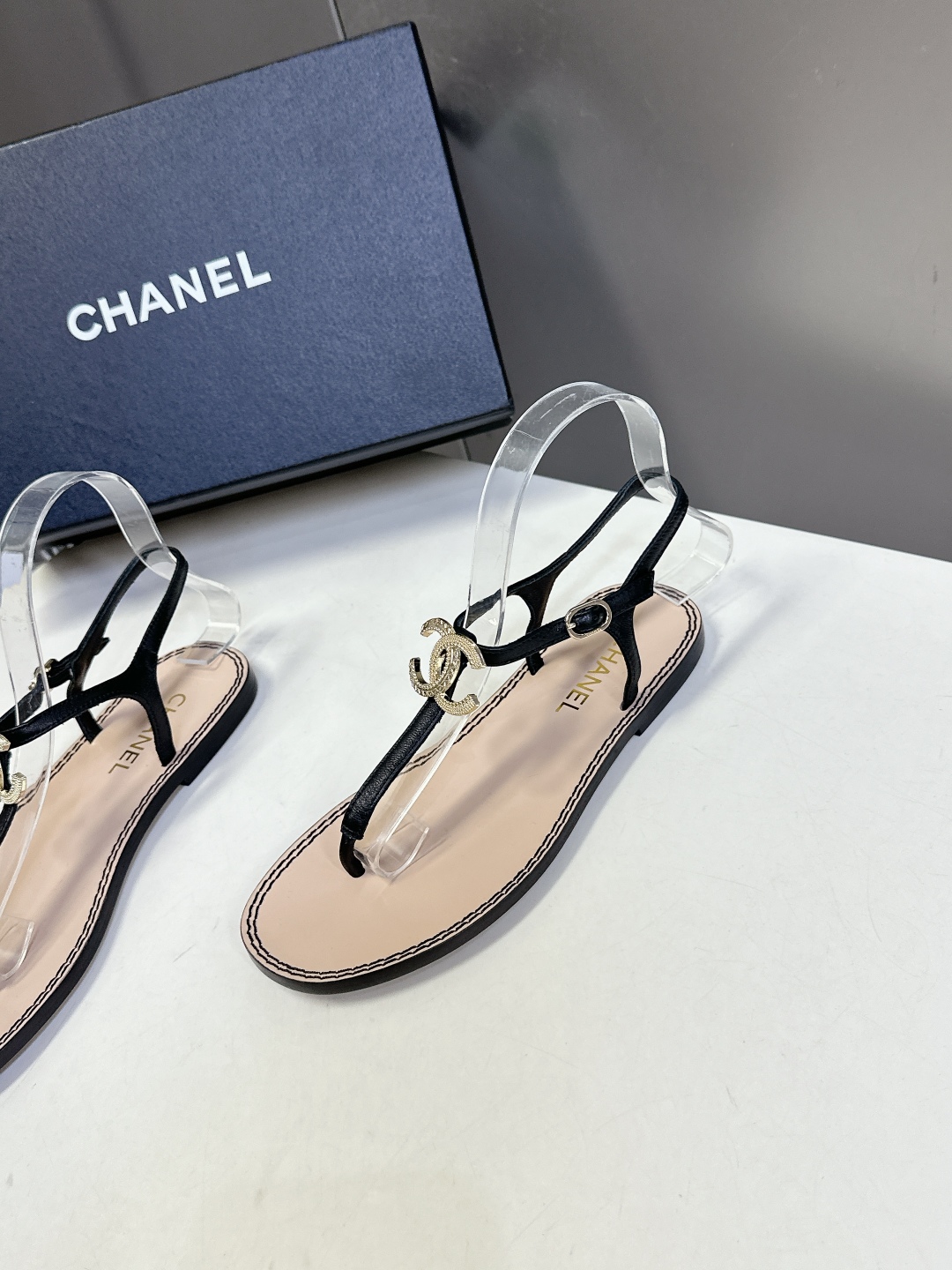  CHANEL香奈儿夏季新款夹脚人字拖海滩必备款
  超多网红时尚博主种草 夏天必备 夏季夹脚双C五金扣