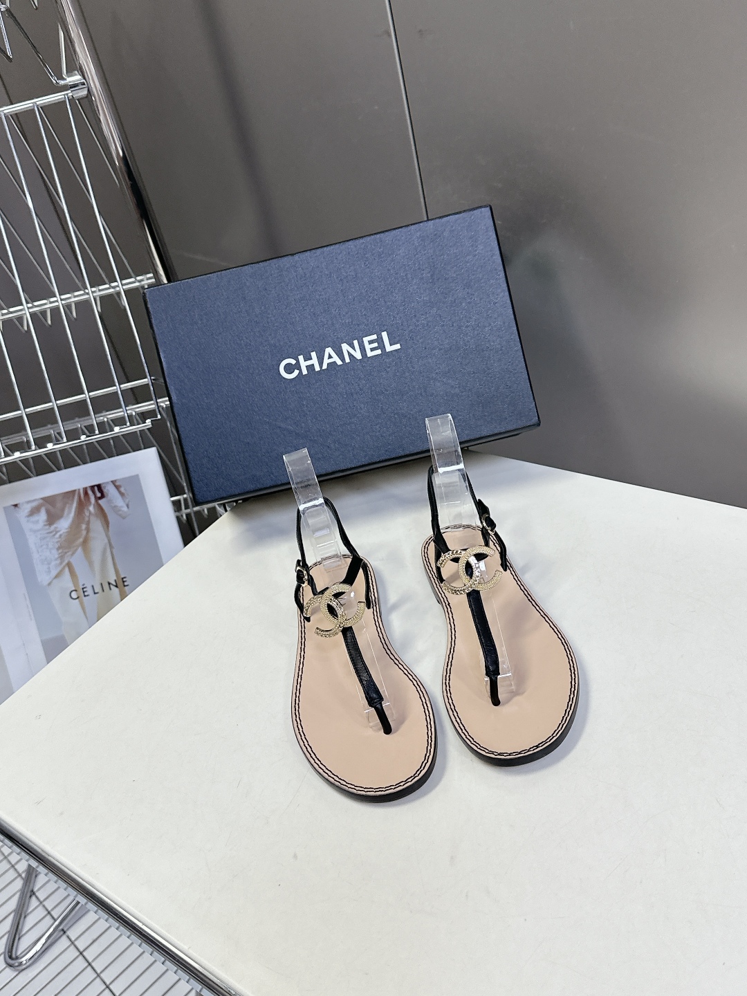  CHANEL香奈儿夏季新款夹脚人字拖海滩必备款
  超多网红时尚博主种草 夏天必备 夏季夹脚双C五金扣