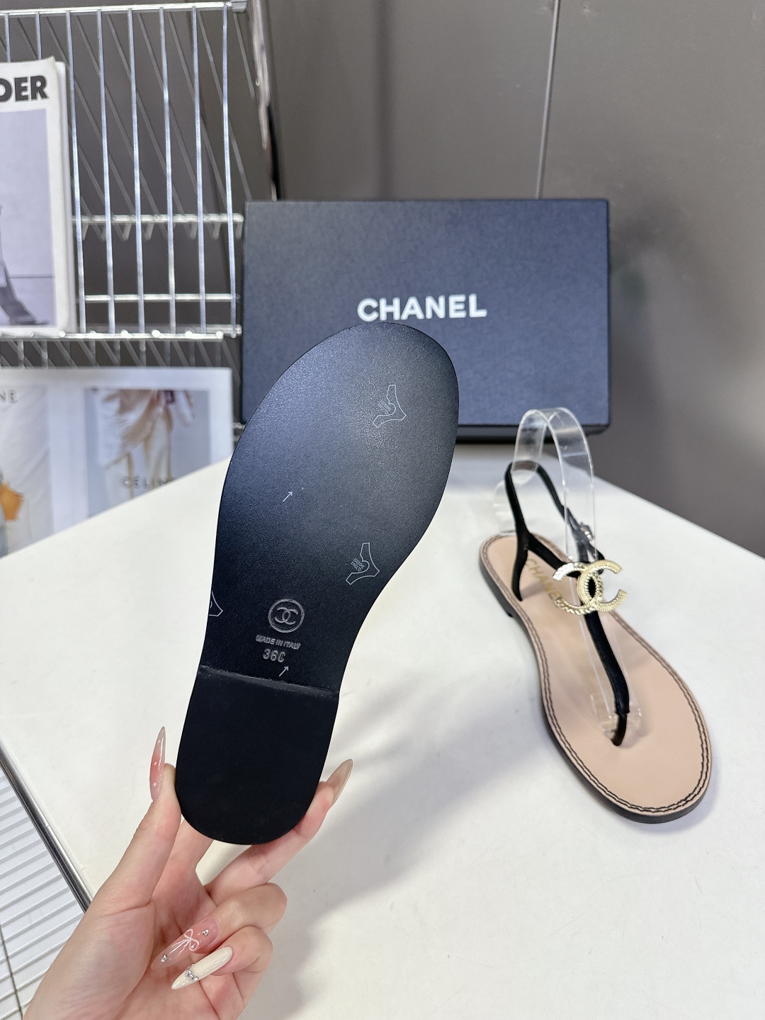  CHANEL香奈儿夏季新款夹脚人字拖海滩必备款
  超多网红时尚博主种草 夏天必备 夏季夹脚双C五金扣