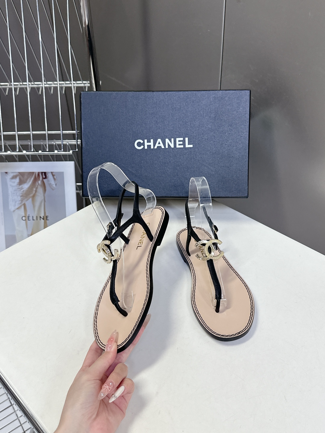  CHANEL香奈儿夏季新款夹脚人字拖海滩必备款
  超多网红时尚博主种草 夏天必备 夏季夹脚双C五金扣