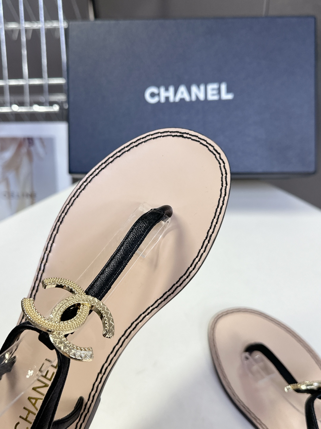  CHANEL香奈儿夏季新款夹脚人字拖海滩必备款
  超多网红时尚博主种草 夏天必备 夏季夹脚双C五金扣