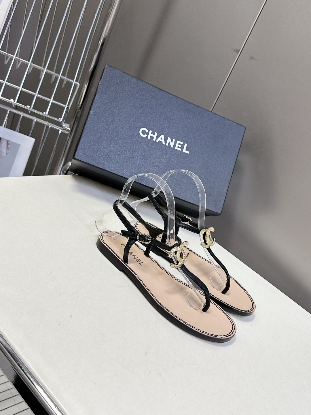  CHANEL香奈儿夏季新款夹脚人字拖海滩必备款
  超多网红时尚博主种草 夏天必备 夏季夹脚双C五金扣