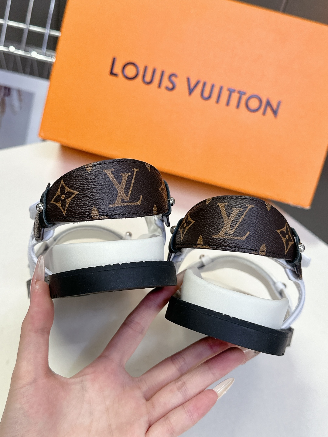  LV 路易威登春夏最新凉鞋硬货上新🆕

❥BS代购级别！高级感十足！国内外博主刷爆的一款，复古又时髦 